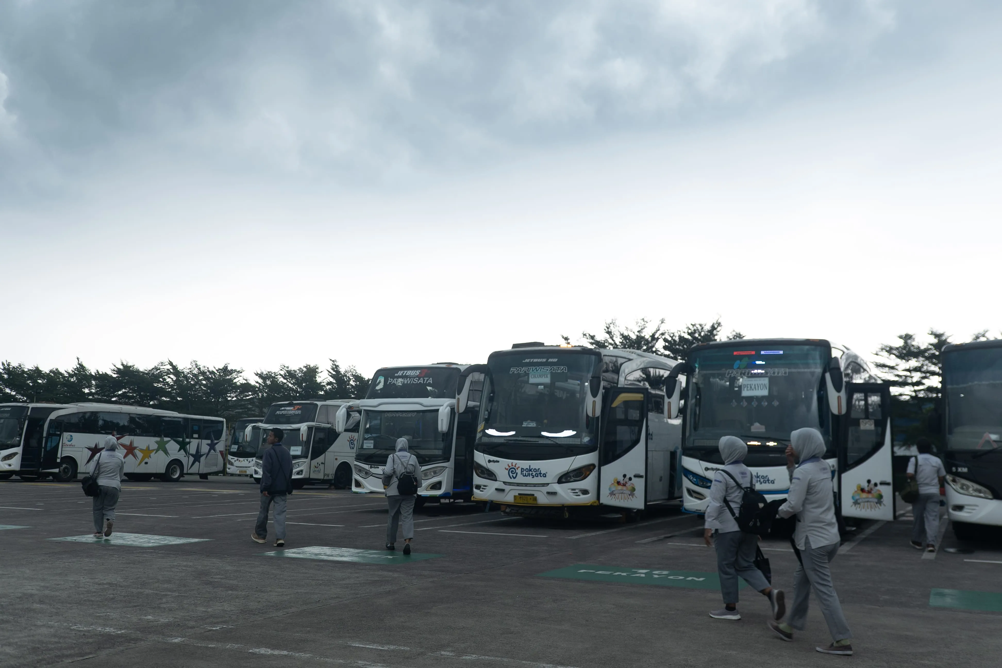Sewa Bus Jemputan Karyawan KIIC, Surya Cipta KIM Profesional dan Tepat Waktu